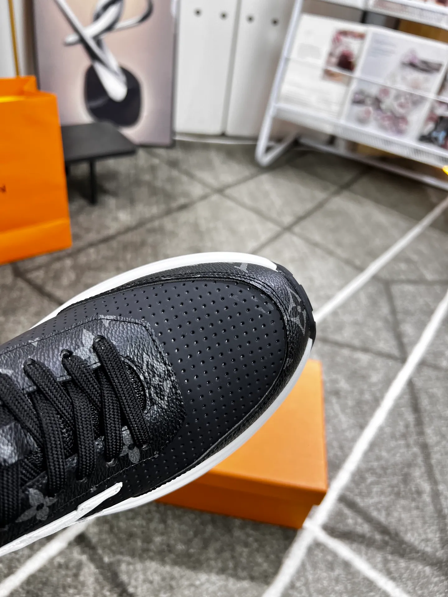 Factory price: 438 💰 LV new casual men's shoes 👉 👉 Fashionable and versatile, 💞 simple and elegant style, 🔊 made of imported cowhide, ☑️ breathable mesh lining, sheepskin feet, original wear-resistant rubber outsole, exclusive new style, actual shot, three colors available, code number: 38-44, (45 can be customized)